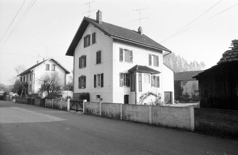 Façade antérieure vue de trois quarts droit. © Bernard Lardière / Région Bourgogne-Franche-Comté, Inventaire du patrimoine - 1983