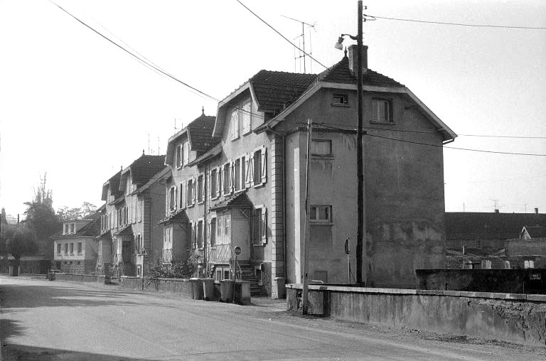 Vue de trois quarts droit. © Bernard Lardière / Région Bourgogne-Franche-Comté, Inventaire du patrimoine - 1983