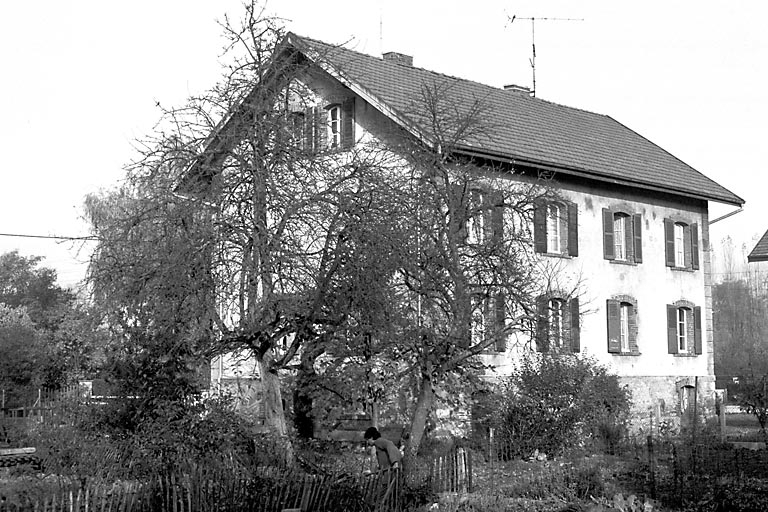 Vue d'ensemble de trois quarts. © Bernard Lardière / Région Bourgogne-Franche-Comté, Inventaire du patrimoine - 1983