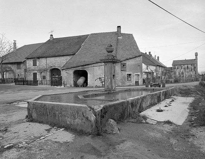 Vue de trois quarts arrière. © Yves Sancey / Région Bourgogne-Franche-Comté, Inventaire du patrimoine - 1983
