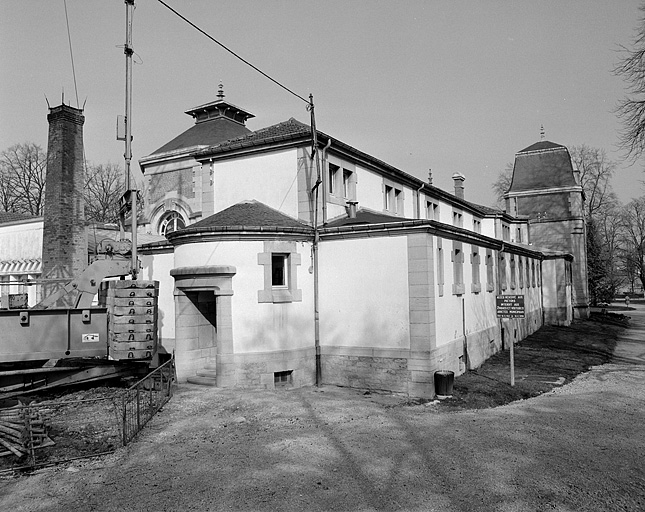 Vue de trois-quarts de la façade latérale gauche. © Yves Sancey / Région Bourgogne-Franche-Comté, Inventaire du patrimoine - 1983 Vue de trois-quarts de la façade latérale gauche. © Yves Sancey / Région Bourgogne-Franche-Comté, Inventaire du patrimoine - 1983