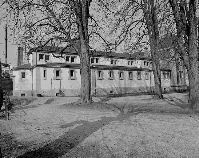 Façade latérale gauche. © Yves Sancey / Région Bourgogne-Franche-Comté, Inventaire du patrimoine - 1983 Façade latérale gauche. © Yves Sancey / Région Bourgogne-Franche-Comté, Inventaire du patrimoine - 1983