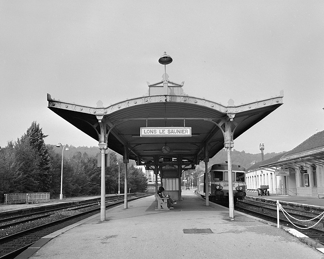 Abri métallique sur le quai. © Yves Sancey / Région Bourgogne-Franche-Comté, Inventaire du patrimoine - 1983