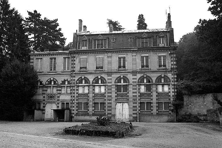 Bâtiment abritant un chai, l'atelier de conditionnement et le logement patronal. © Yves Sancey / Région Bourgogne-Franche-Comté, Inventaire du patrimoine - 1983