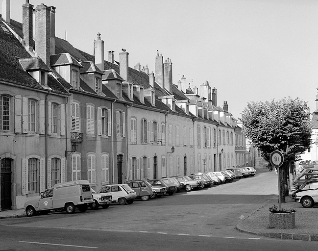 Maisons des chanoinesses. Vue d'ensemble : 1 à 13 place Bichat. © Yves Sancey / Région Bourgogne-Franche-Comté, Inventaire du patrimoine - 1983