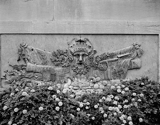 Ornement des bassins de la fontaine portant la date 1828 en bas à droite. © Yves Sancey / Région Bourgogne-Franche-Comté, Inventaire du patrimoine - 1983