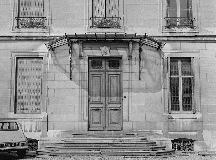 Façade antérieure, porte d'entrée. © Yves Sancey / Région Bourgogne-Franche-Comté, Inventaire du patrimoine - 1983