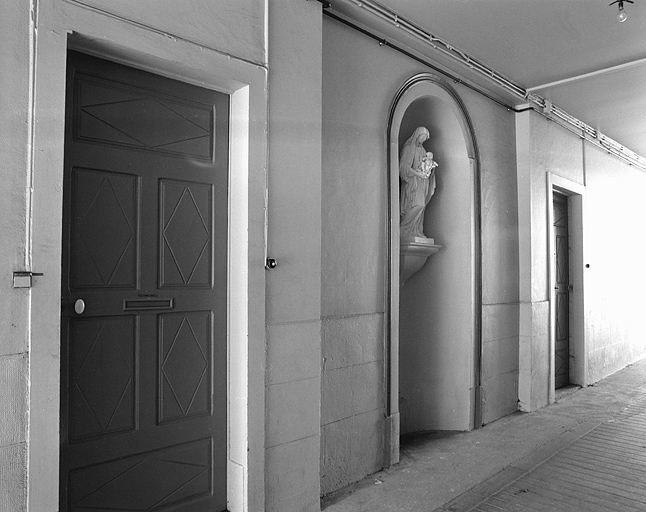 Passage d'entrée du corps de bâtiment donnant sur la rue Sébile. © Yves Sancey / Région Bourgogne-Franche-Comté, Inventaire du patrimoine - 1983