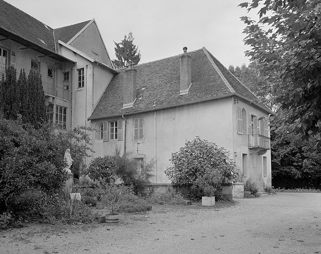 Façade latérale gauche du bâtiment A. © Yves Sancey / Région Bourgogne-Franche-Comté, Inventaire du patrimoine - 1983