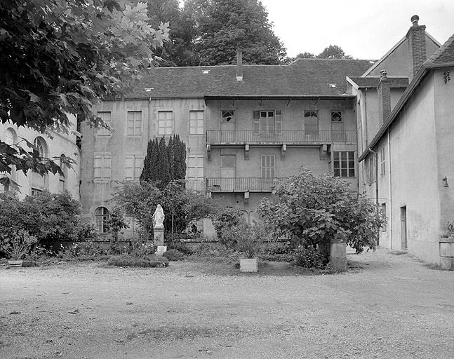 Façade latérale du bâtiment B. © Yves Sancey / Région Bourgogne-Franche-Comté, Inventaire du patrimoine - 1983