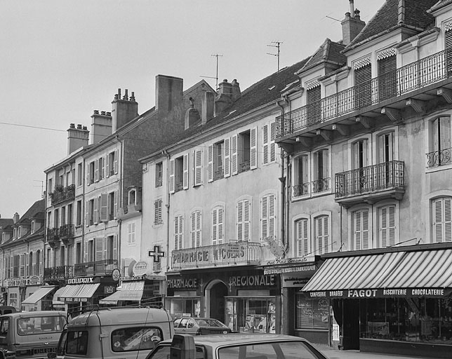 Rue Saint-Désiré, près de la place de la Liberté. © Yves Sancey / Région Bourgogne-Franche-Comté, Inventaire du patrimoine - 1983