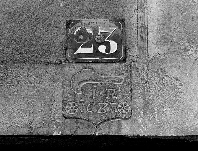 Maison, 23 rue de la Comédie : linteau de porte daté. © Yves Sancey / Région Bourgogne-Franche-Comté, Inventaire du patrimoine - 1983
