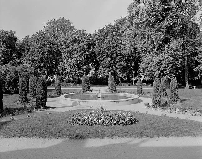 Bassin, devant l'Etablissement thermal. © Yves Sancey / Région Bourgogne-Franche-Comté, Inventaire du patrimoine - 1983 Bassin, devant l'Etablissement thermal. © Yves Sancey / Région Bourgogne-Franche-Comté, Inventaire du patrimoine - 1983