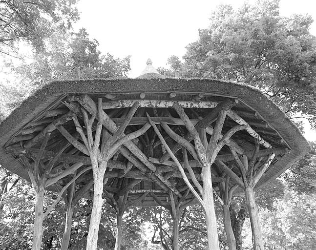 Kiosque : détail. © Yves Sancey / Région Bourgogne-Franche-Comté, Inventaire du patrimoine - 1983 Kiosque : détail. © Yves Sancey / Région Bourgogne-Franche-Comté, Inventaire du patrimoine - 1983