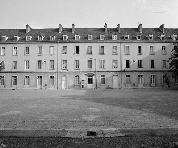 Façade postérieure sur la cour. © Yves Sancey / Région Bourgogne-Franche-Comté, Inventaire du patrimoine, 1983 - 1983