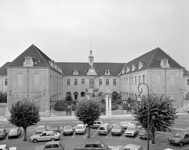 Vue de la partie centrale de l'édifice avec sa cour ouverte. © Yves Sancey / Région Bourgogne-Franche-Comté, Inventaire du patrimoine - 1983