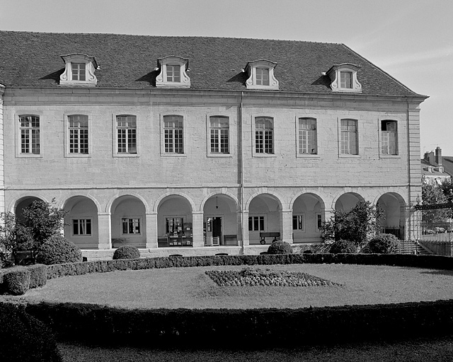 Façade latérale de l'aile droite en retour donnant sur la cour ouverte. © Yves Sancey / Région Bourgogne-Franche-Comté, Inventaire du patrimoine - 1983