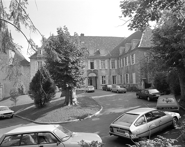 Vue de la cour d'honneur. © Yves Sancey / Région Bourgogne-Franche-Comté, Inventaire du patrimoine - 1983