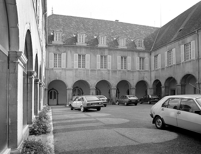 Cloître : vue générale. © Yves Sancey / Région Bourgogne-Franche-Comté, Inventaire du patrimoine - 1983