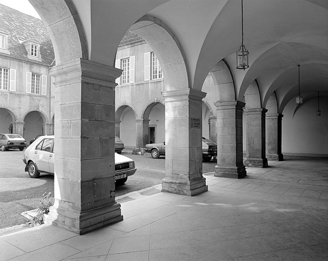 Cloître : galerie ouest. © Yves Sancey / Région Bourgogne-Franche-Comté, Inventaire du patrimoine - 1983