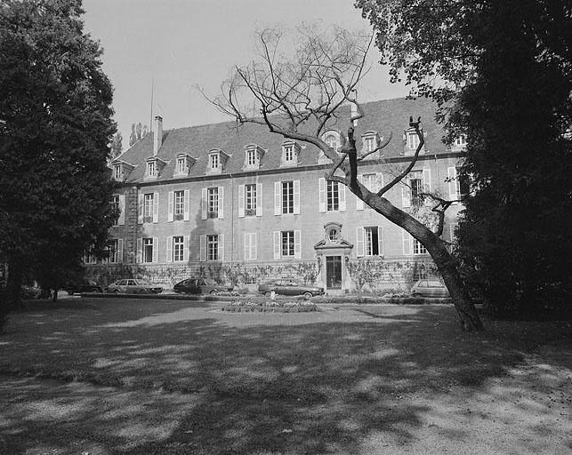 Bâtiments conventuels : façade sur le parc. © Yves Sancey / Région Bourgogne-Franche-Comté, Inventaire du patrimoine - 1983