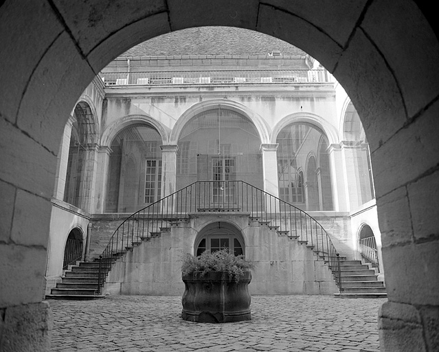 Cour intérieure, escalier : côté ouest. © Yves Sancey / Région Bourgogne-Franche-Comté, Inventaire du patrimoine - 1983