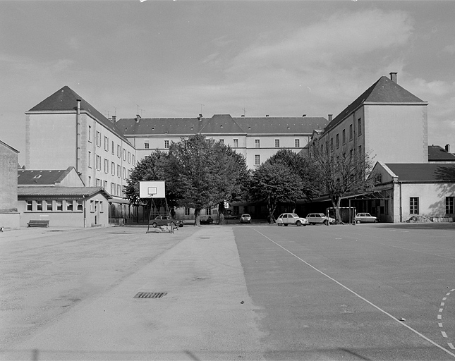 Façades des bâtiments sur la cour. © Yves Sancey / Région Bourgogne-Franche-Comté, Inventaire du patrimoine, 1983 - 1983