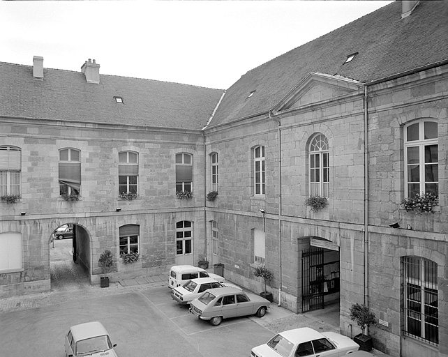 Cour intérieure : côtés est et sud. © Yves Sancey / Région Bourgogne-Franche-Comté, Inventaire du patrimoine - 1983