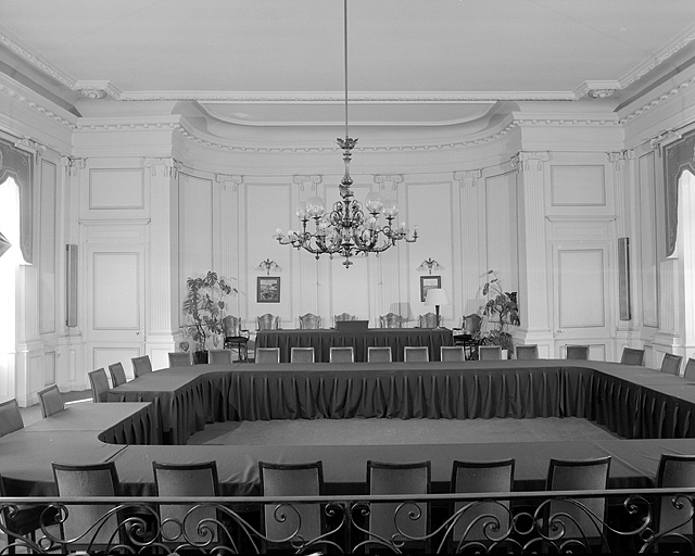 Salle du Conseil municipal : vue générale. © Yves Sancey / Région Bourgogne-Franche-Comté, Inventaire du patrimoine - 1983
