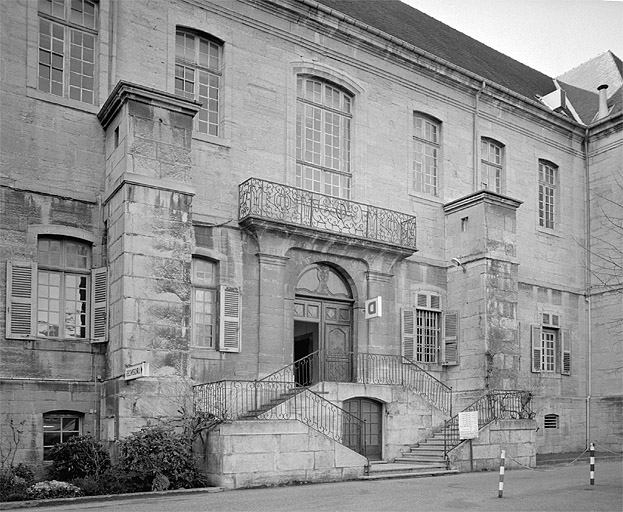 Façade postérieure, escalier extérieur. © Yves Sancey / Région Bourgogne-Franche-Comté, Inventaire du patrimoine - 1983