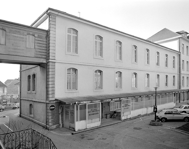 Bâtiment annexe (Pavillon sud) depuis la cour. © Yves Sancey / Région Bourgogne-Franche-Comté, Inventaire du patrimoine - 1983