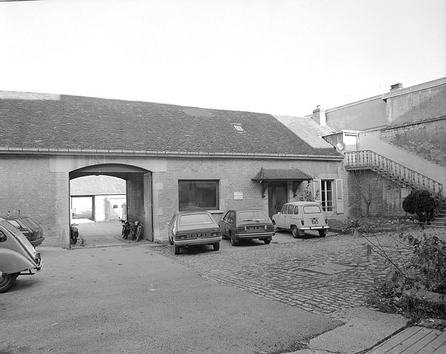 Bâtiment annexe entre deux cours avec passage, portant la date 1839. © Yves Sancey / Région Bourgogne-Franche-Comté, Inventaire du patrimoine - 1983