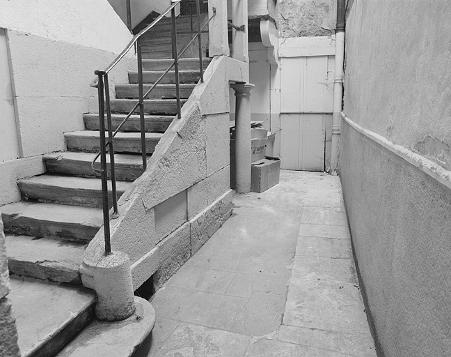 Maison, 26 rue du Commerce, escalier sur cour. © Yves Sancey / Région Bourgogne-Franche-Comté, Inventaire du patrimoine - 1983