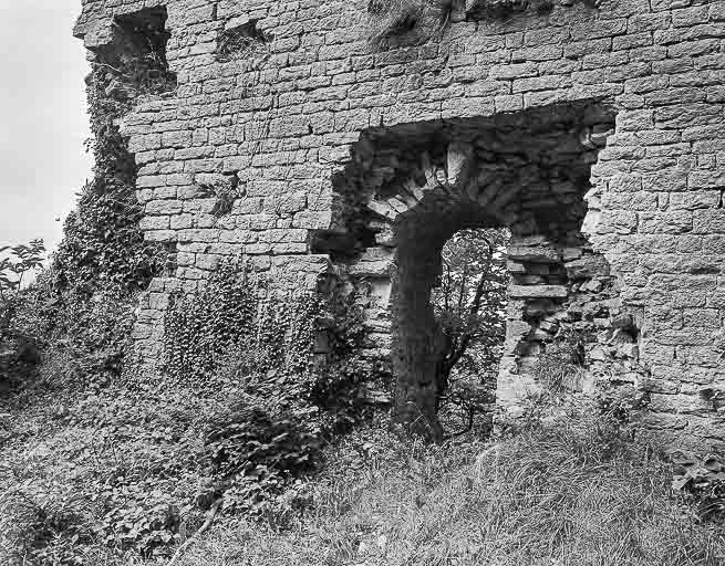 Vue extérieure du donjon : détail d'une porte. © Yves Sancey / Région Bourgogne-Franche-Comté, Inventaire du patrimoine - 1983