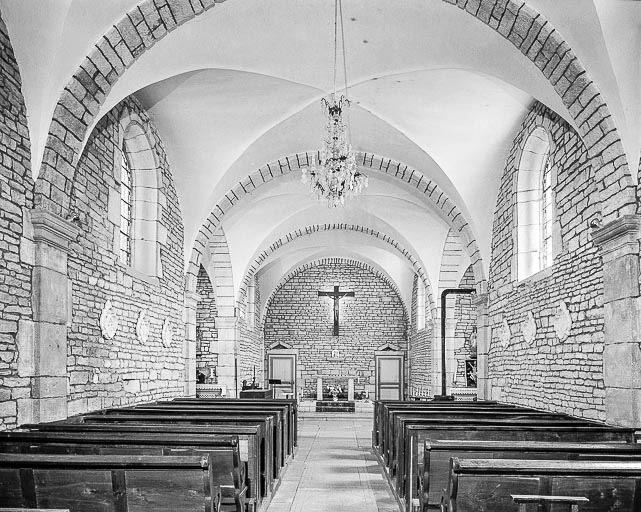 Intérieur : nef et choeur. © Yves Sancey / Région Bourgogne-Franche-Comté, Inventaire du patrimoine - 1983