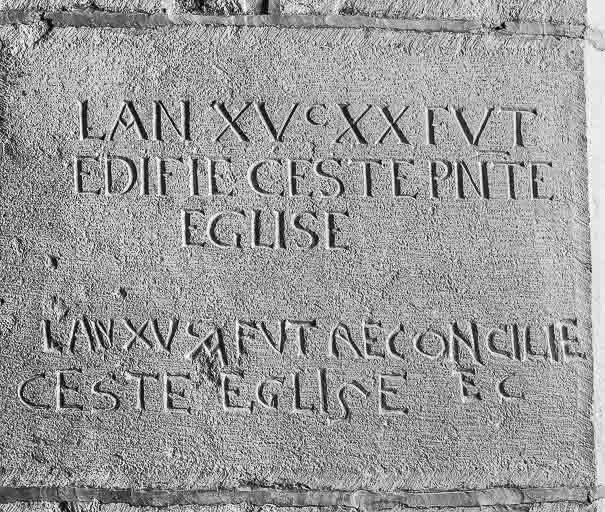 Intérieur : inscription commémorant la fondation de l'église © Yves Sancey / Région Bourgogne-Franche-Comté, Inventaire du patrimoine - 1983