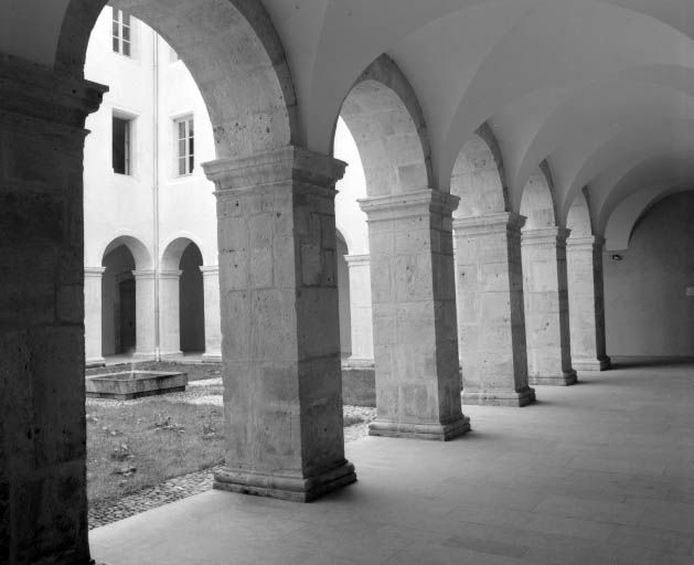 L'aile sud du cloître. © Yves Sancey / Région Bourgogne-Franche-Comté, Inventaire du patrimoine - 1984
