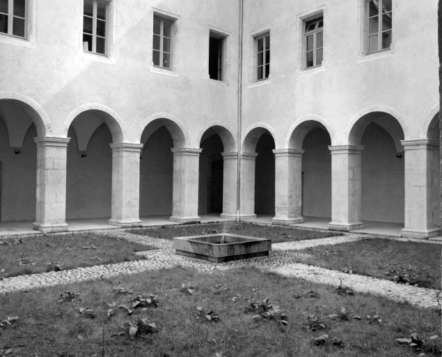 L'angle nord ouest du cloître. © Yves Sancey / Région Bourgogne-Franche-Comté, Inventaire du patrimoine - 1984