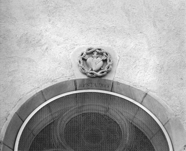 Le décor sculpté de la baie médiane du chevet. © Yves Sancey / Région Bourgogne-Franche-Comté, Inventaire du patrimoine - 1984