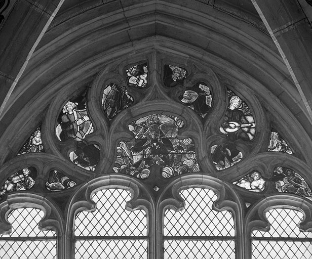 Baie 0, détail du tympan : Dieu le Père, quatre grands anges musiciens et six petits anges. © Yves Sancey / Région Bourgogne-Franche-Comté, Inventaire du patrimoine - 1984