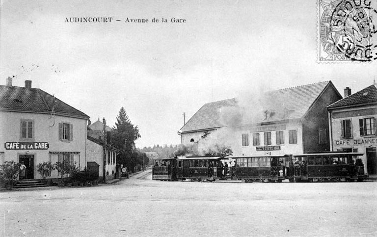 Vue d'ensemble avec le passage d'un train. © Yves  Sancey (reproduction) / Région Bourgogne-Franche-Comté, Inventaire du patrimoine - 1984