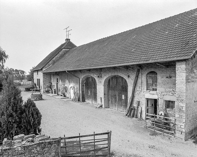 Le bâtiment à droite de la cour. © Yves Sancey / Région Bourgogne-Franche-Comté, Inventaire du patrimoine - 1984