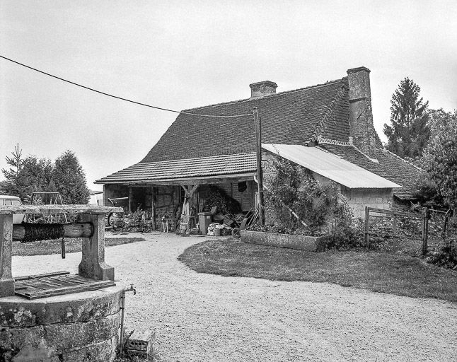 Le bâtiment à gauche de la cour. © Yves Sancey / Région Bourgogne-Franche-Comté, Inventaire du patrimoine - 1984