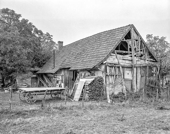Façade antérieure et face droite. © Yves Sancey / Région Bourgogne-Franche-Comté, Inventaire du patrimoine - 1984