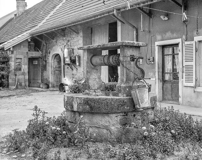 Ferme située rue du Centre, cadastrée 1945 B 317 : façade antérieure et puits. © Yves Sancey / Région Bourgogne-Franche-Comté, Inventaire du patrimoine - 1984