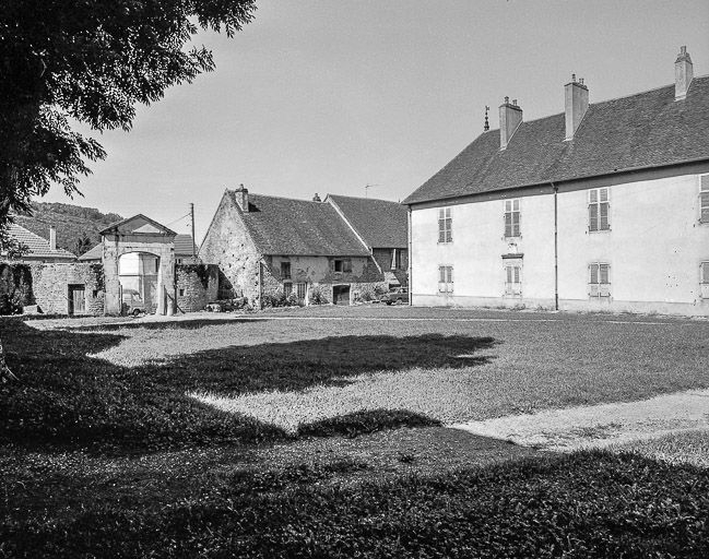 Vue de la cour. © Yves Sancey / Région Bourgogne-Franche-Comté, Inventaire du patrimoine - 1984