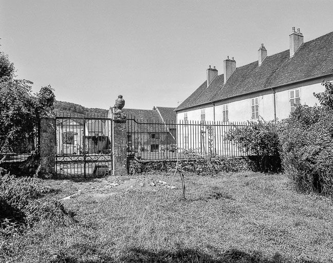 La grille au fond de la cour. © Yves Sancey / Région Bourgogne-Franche-Comté, Inventaire du patrimoine - 1984