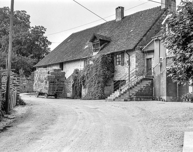 Façade antérieure vue de trois quarts droit. © Yves Sancey / Région Bourgogne-Franche-Comté, Inventaire du patrimoine - 1984
