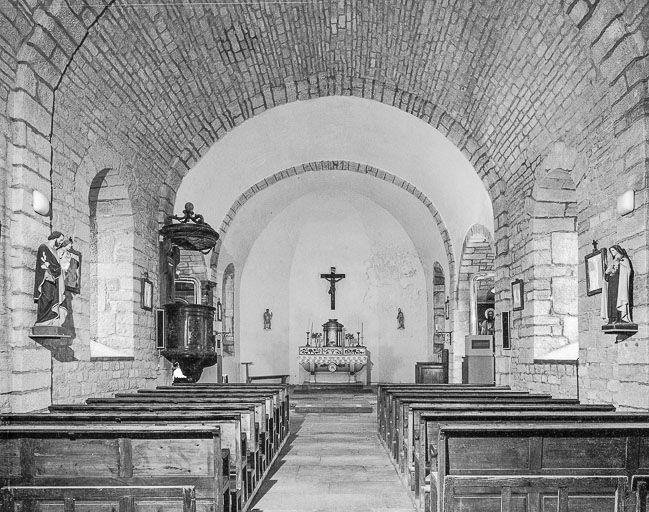 Intérieur : nef et choeur vus depuis l'entrée. © Yves Sancey / Région Bourgogne-Franche-Comté, Inventaire du patrimoine - 1984