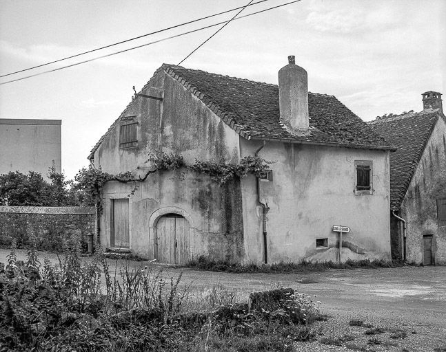 Façades antérieure et latérale droite. © Yves Sancey / Région Bourgogne-Franche-Comté, Inventaire du patrimoine - 1984